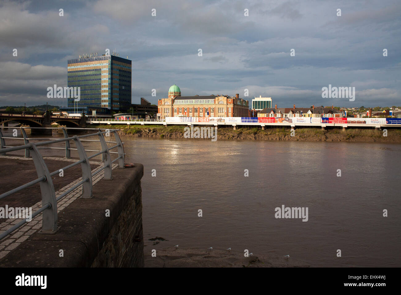 Vue sur la rivière Usk montrant l'ancien bâtiment de l'Art College de Newport Banque D'Images