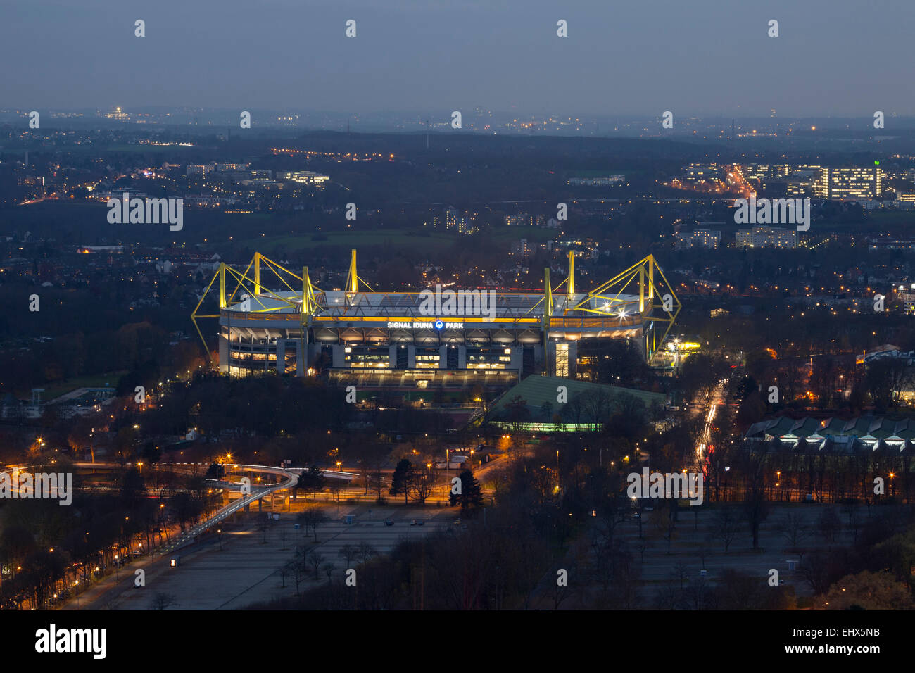 Allemagne, Dortmund, vue depuis la tour de télévision pour le stade de soccer parc Signal Iduna Banque D'Images