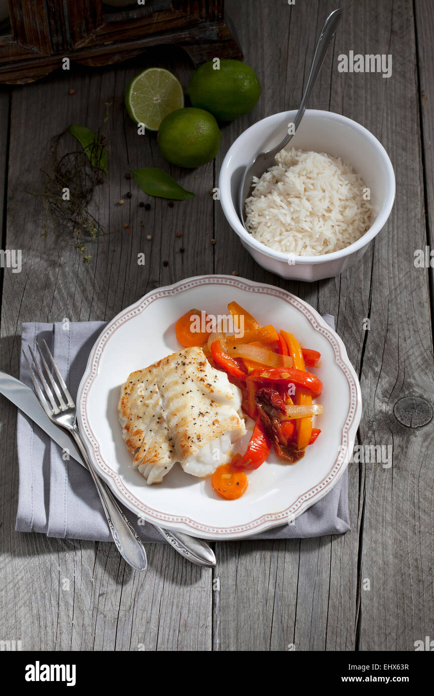 Codfisch frit et des légumes dans une assiette et bol de riz Banque D'Images