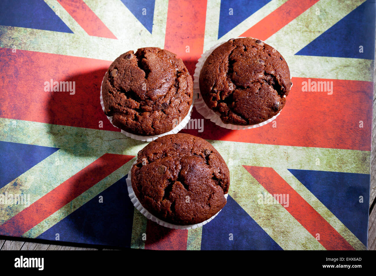 Muffins au chocolat sur la planche à hacher avec drapeau anglais Banque D'Images