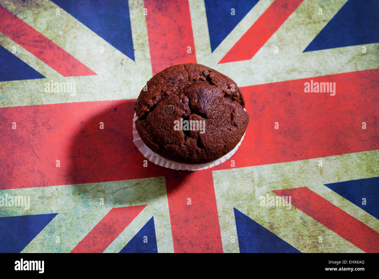 Muffins au chocolat sur la planche à hacher avec drapeau anglais Banque D'Images