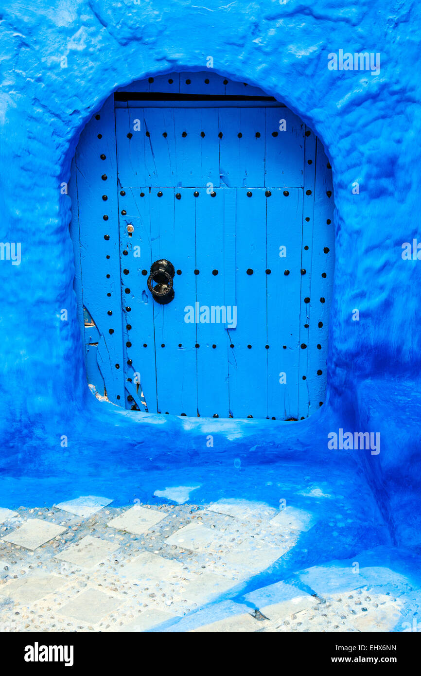 Blue-lavé les rues et les portes de Chefchaouen, Maroc Banque D'Images