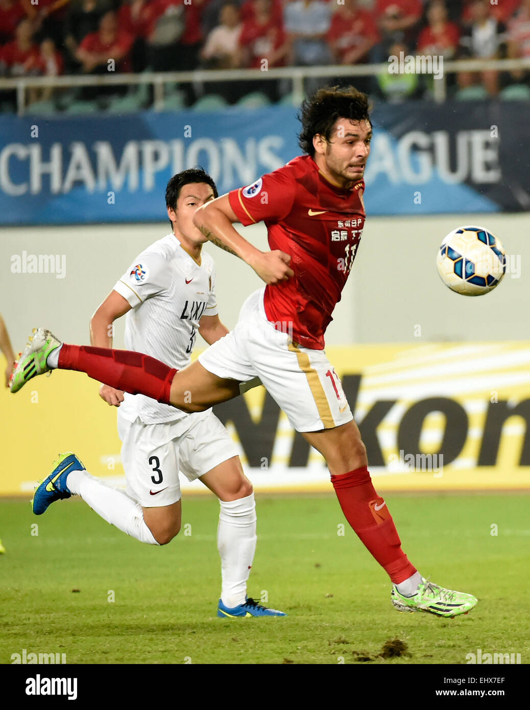 (150318) -- GUANGZHOU, 18 mars 2015 (Xinhua) -- Goulart Pereira (R) de la Chine Guangzhou EverGrande fait concurrence au cours du groupe H match contre Kashima Antlers du Japon lors de la Ligue des Champions de l'AFC 2015 à Guangzhou, province du Guangdong en Chine du sud, le 18 mars 2015. (Xinhua/Liu Dawei) Banque D'Images