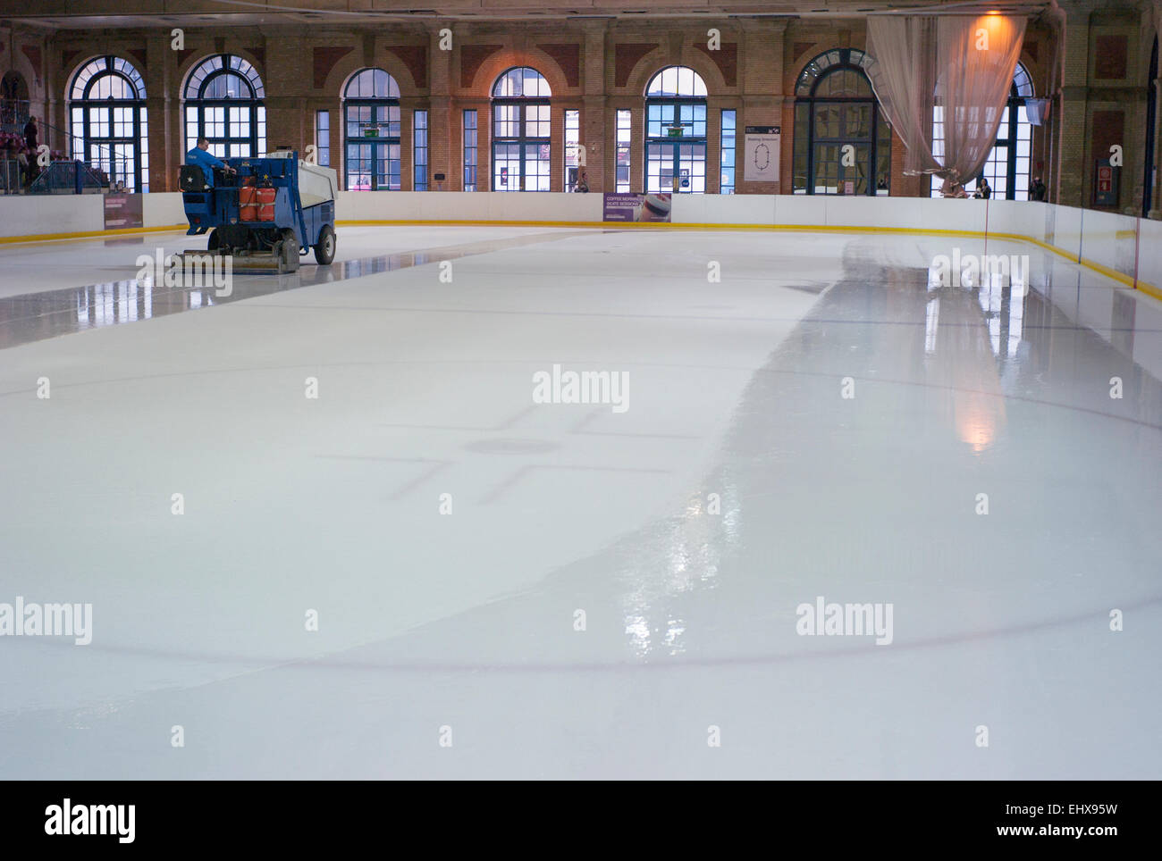 Surfaceuse à glace patinoire intérieure à Alexandra Palace rénové l'architecture victorienne Banque D'Images