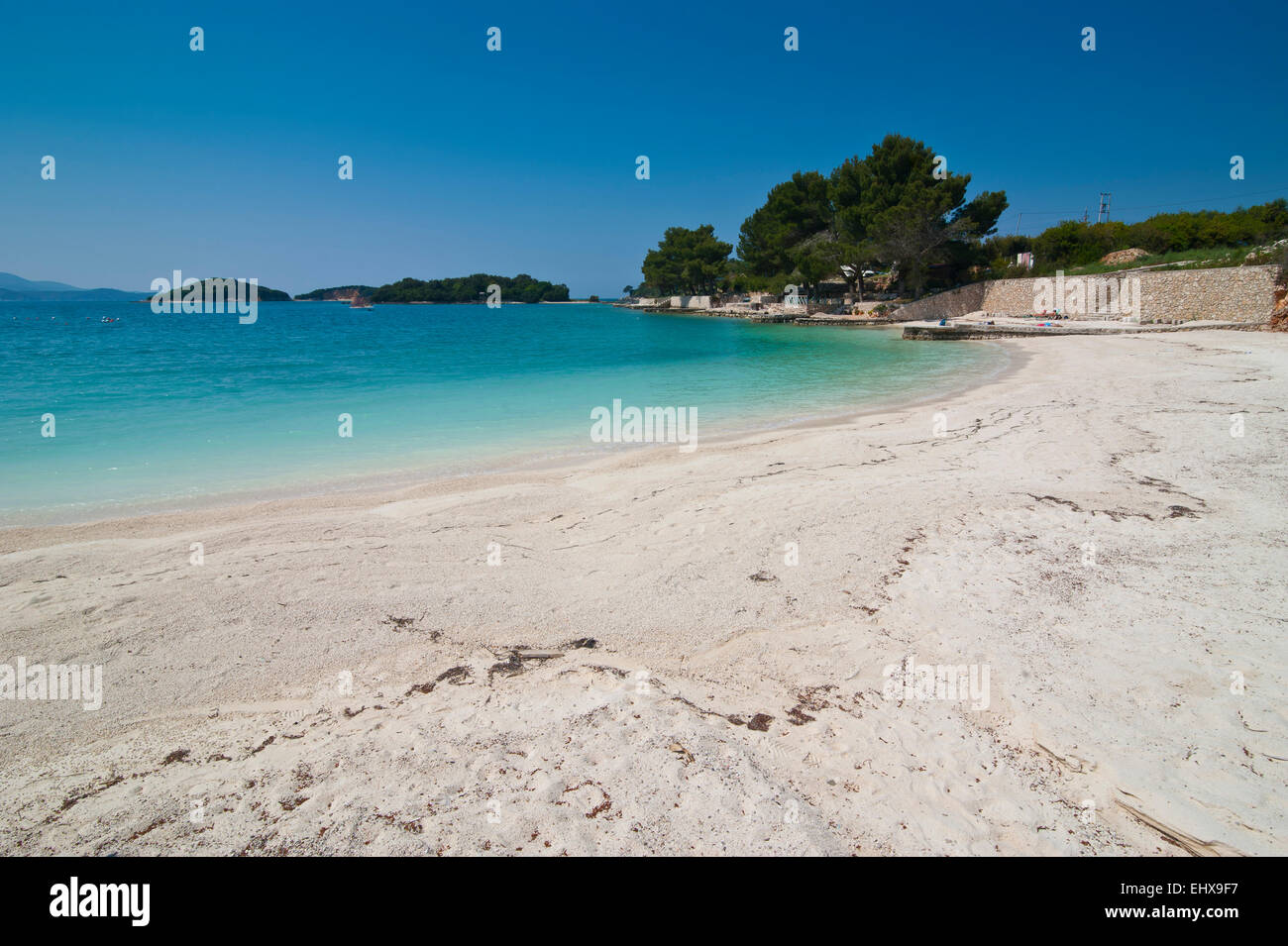 Plage de sable blanc et eau turquoise à Ksamil, Albanie Banque D'Images