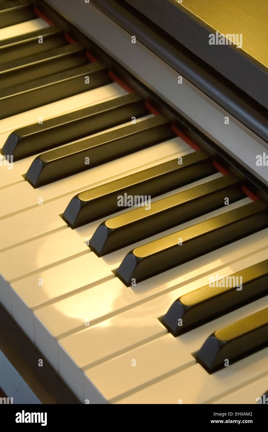 Clavier de piano close-up dans des lampe lumière Photo Stock - Alamy