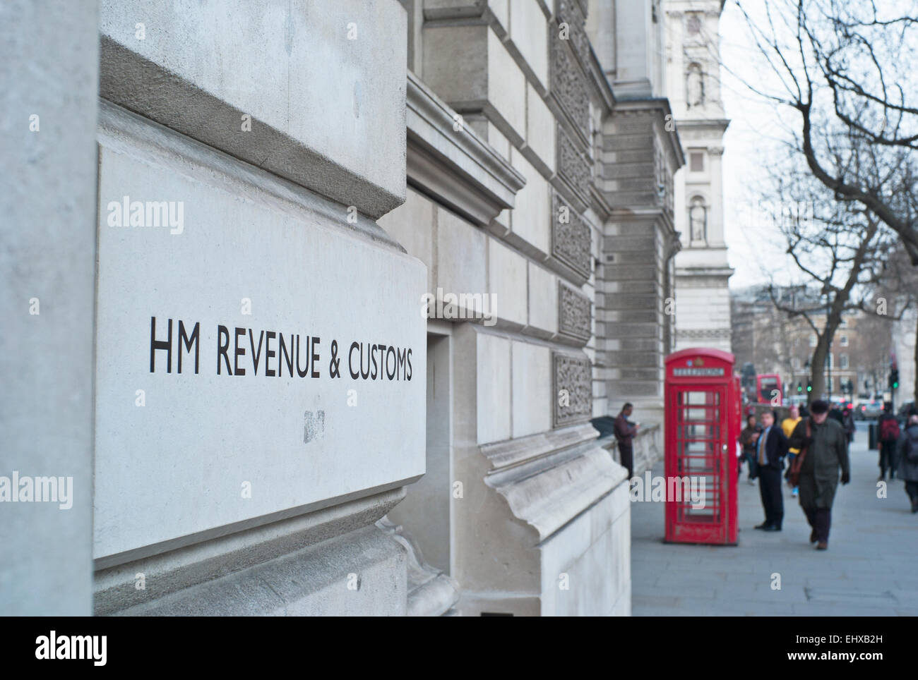 HM Revenue & Customs Office Whitehall London téléphone rouge fort en arrière-plan Banque D'Images