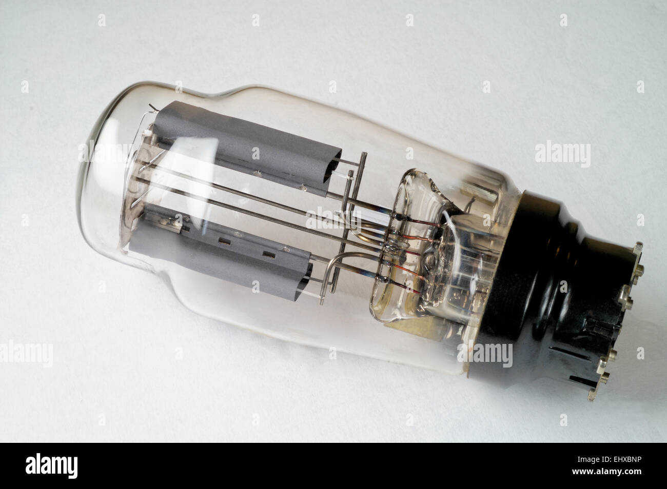 Ancien tube à vide AZ1 double redresseur à diodes. Utilisé dans l'alimentation". Prise européenne. Banque D'Images