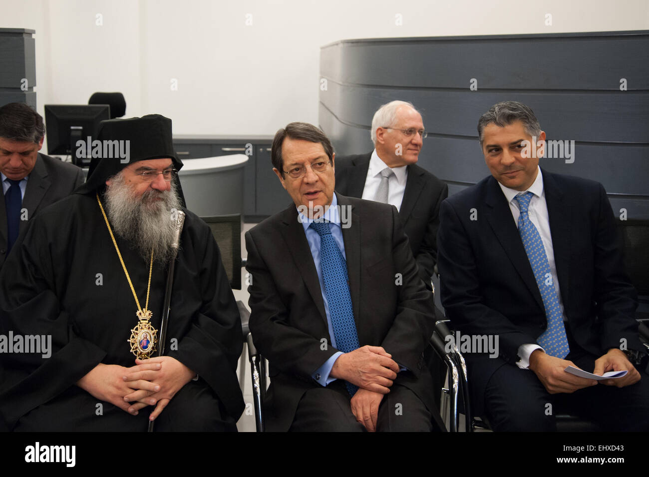 Cy Président M. Nicos Anastasiades à Limassol Cooperative Bank inaguration avec (à gauche) le saint évêque métropolitain Limassol Mr.Athanasios et (à droite) M. Nikolas Hatzigiannis Président Commission BCC. Banque D'Images