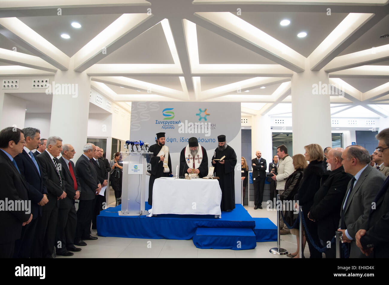 La région métropolitaine de saint évêque Limassol Mr.Athanasios accomplir la sanctification à Limassol's Cooperative Bank nouveau bâtiment.Sur la gauche des personnalités de Chypre et à la bonne personnes. Banque D'Images