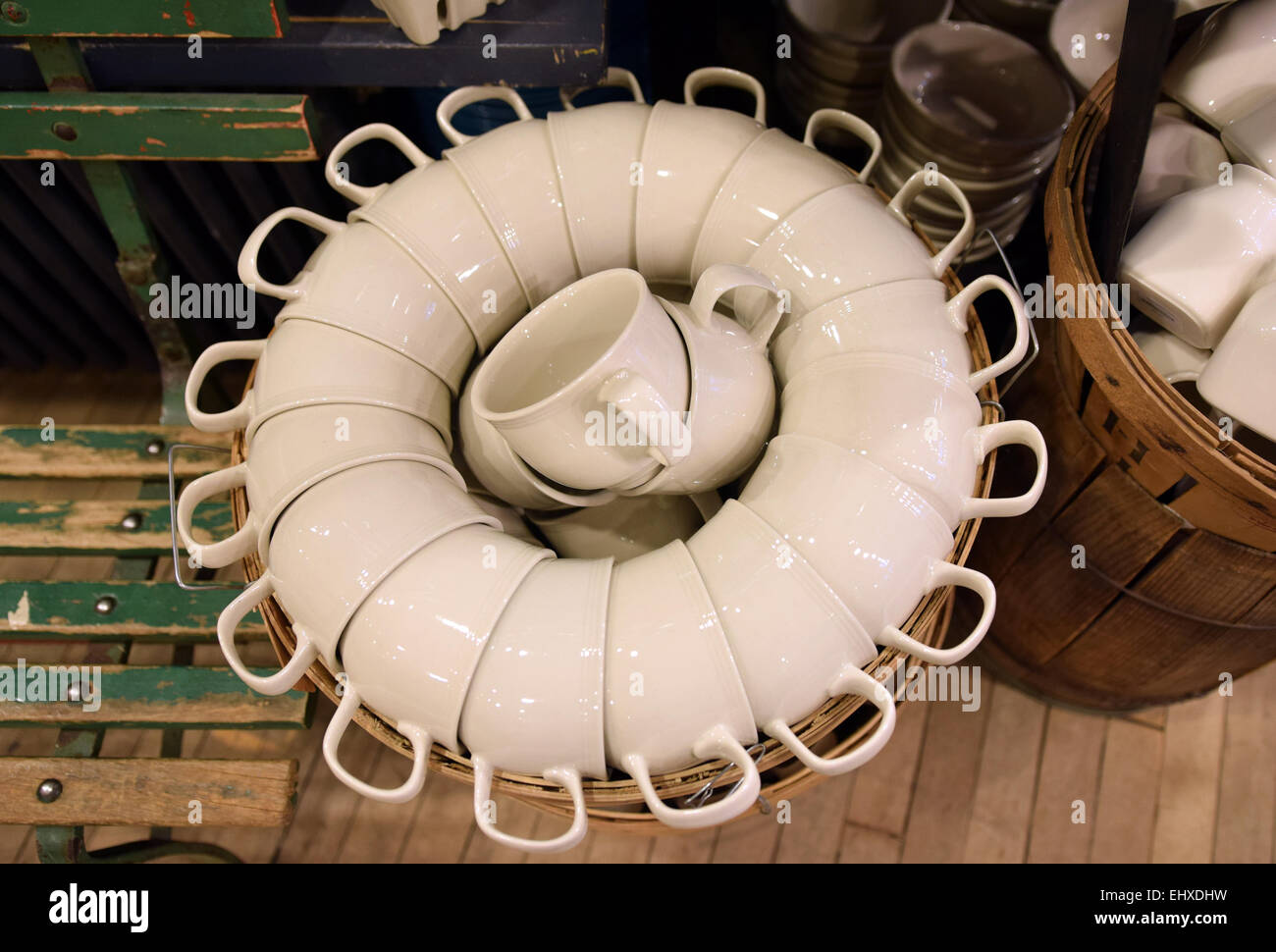 Une moyenne géométrique de l'affichage des tasses à café blanc en vente à la boutique de Foucault sur Broadway à Manhattan, New York City Banque D'Images