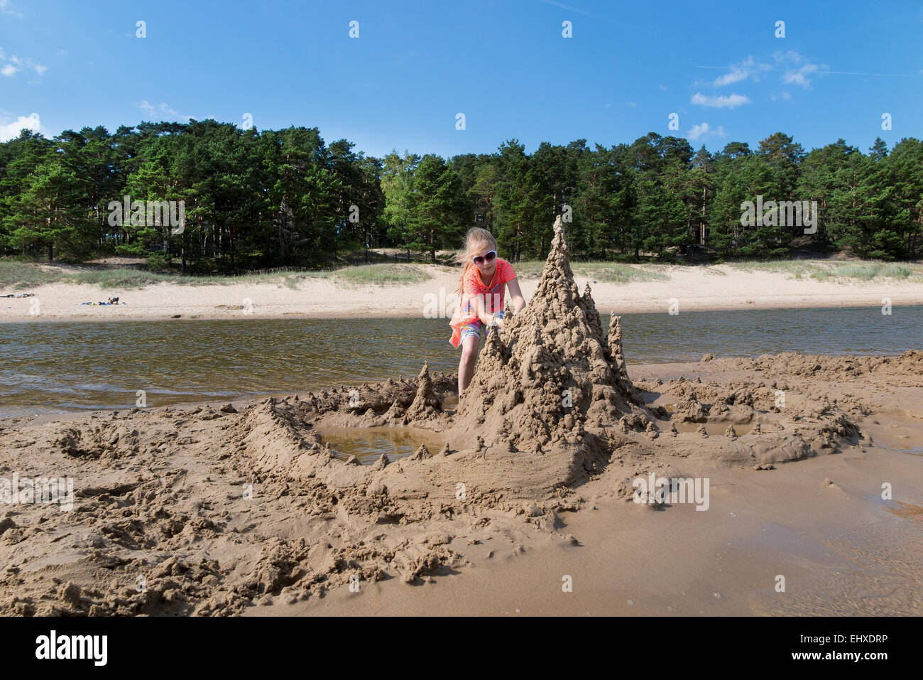 L'Estonie, le lac Peipus, Kauksi, plage de sable de construction fille Banque D'Images