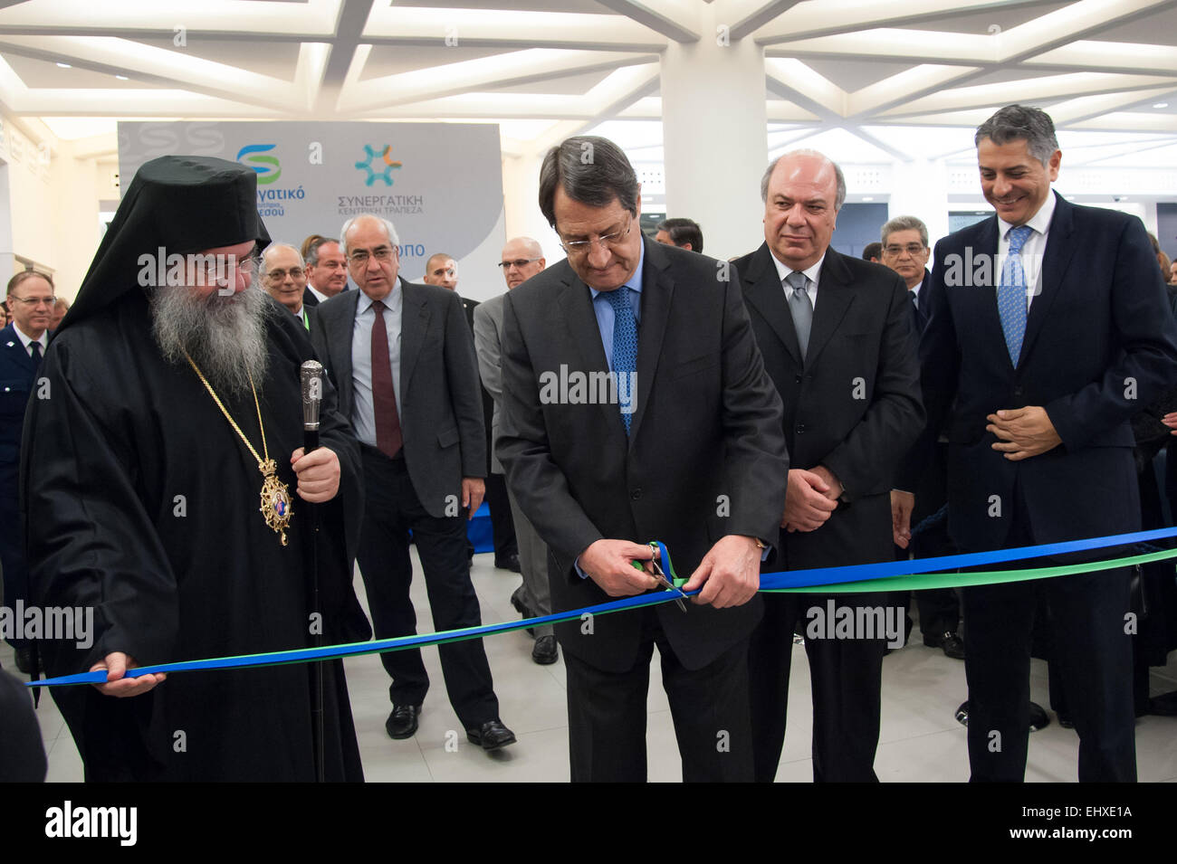 Cy Président M. Nicos Anastasiades(centre) à Limassol inaguration de la banque coopérative, ont coupé le ruban.à côté de lui(à gauche) le saint évêque métropolitain M. Athanasios. Banque D'Images