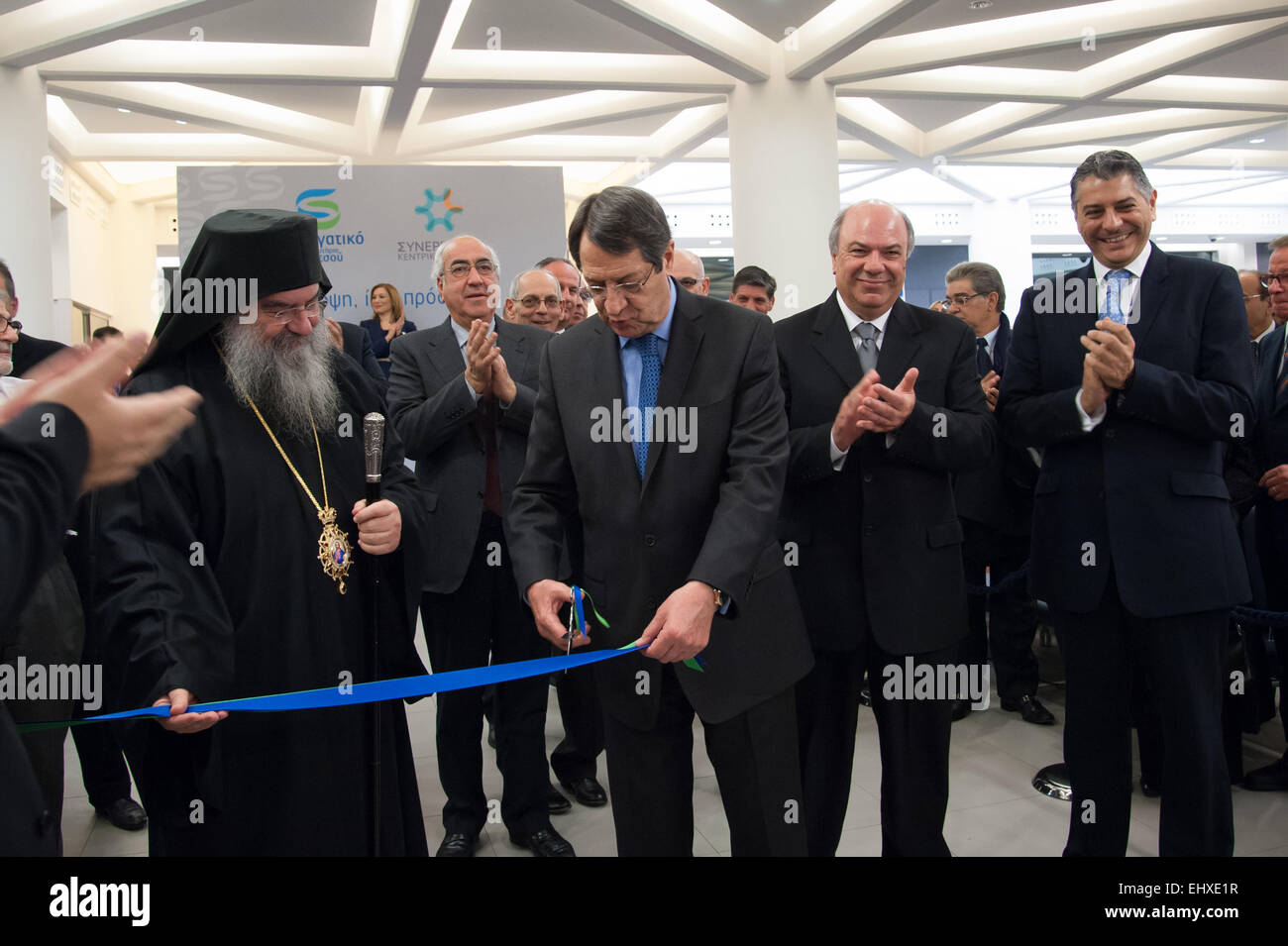 Cy Président M. Nicos Anastasiades(centre) à Limassol inaguration de la banque coopérative, ont coupé le ruban.à côté de lui(à gauche) le saint évêque métropolitain M. Athanasios. Banque D'Images