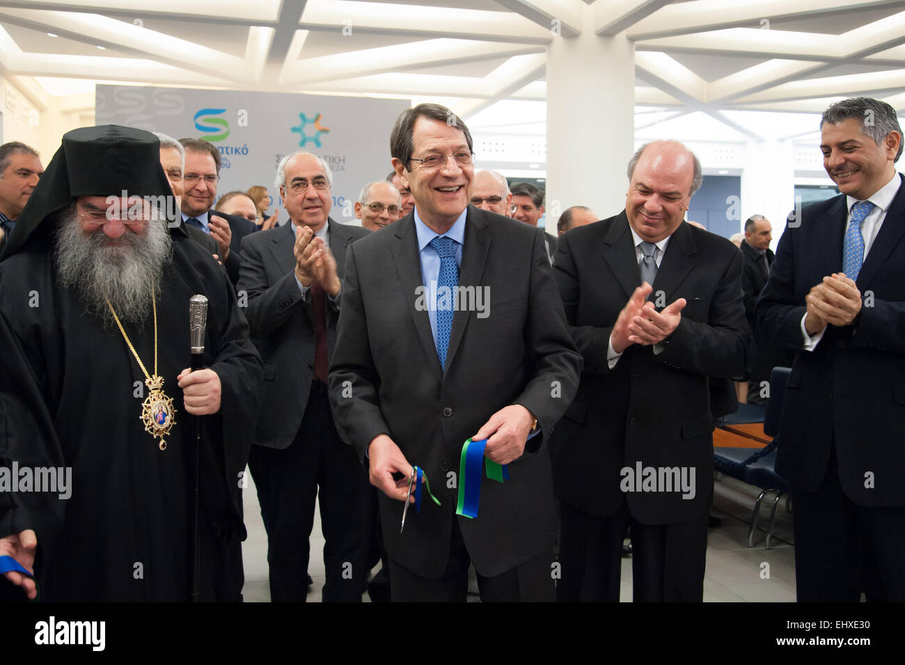 Cy Président M. Nicos Anastasiades(centre) à Limassol inaguration de la banque coopérative, ont coupé le ruban.à côté de lui(à gauche) le saint évêque métropolitain M. Athanasios. Banque D'Images