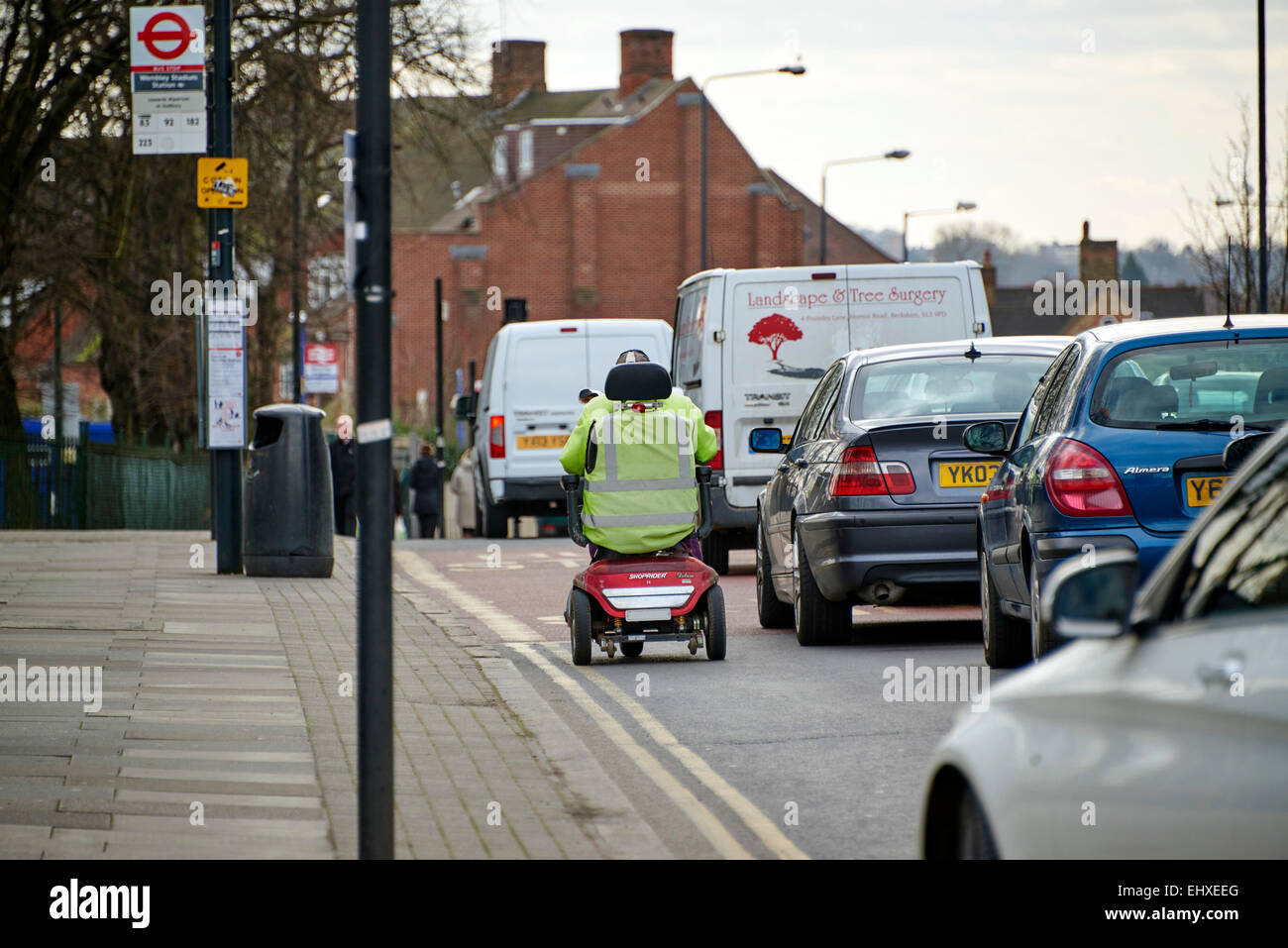 Scooter de mobilité conduit à Londres la circulation, Wembley, Londres UK Banque D'Images