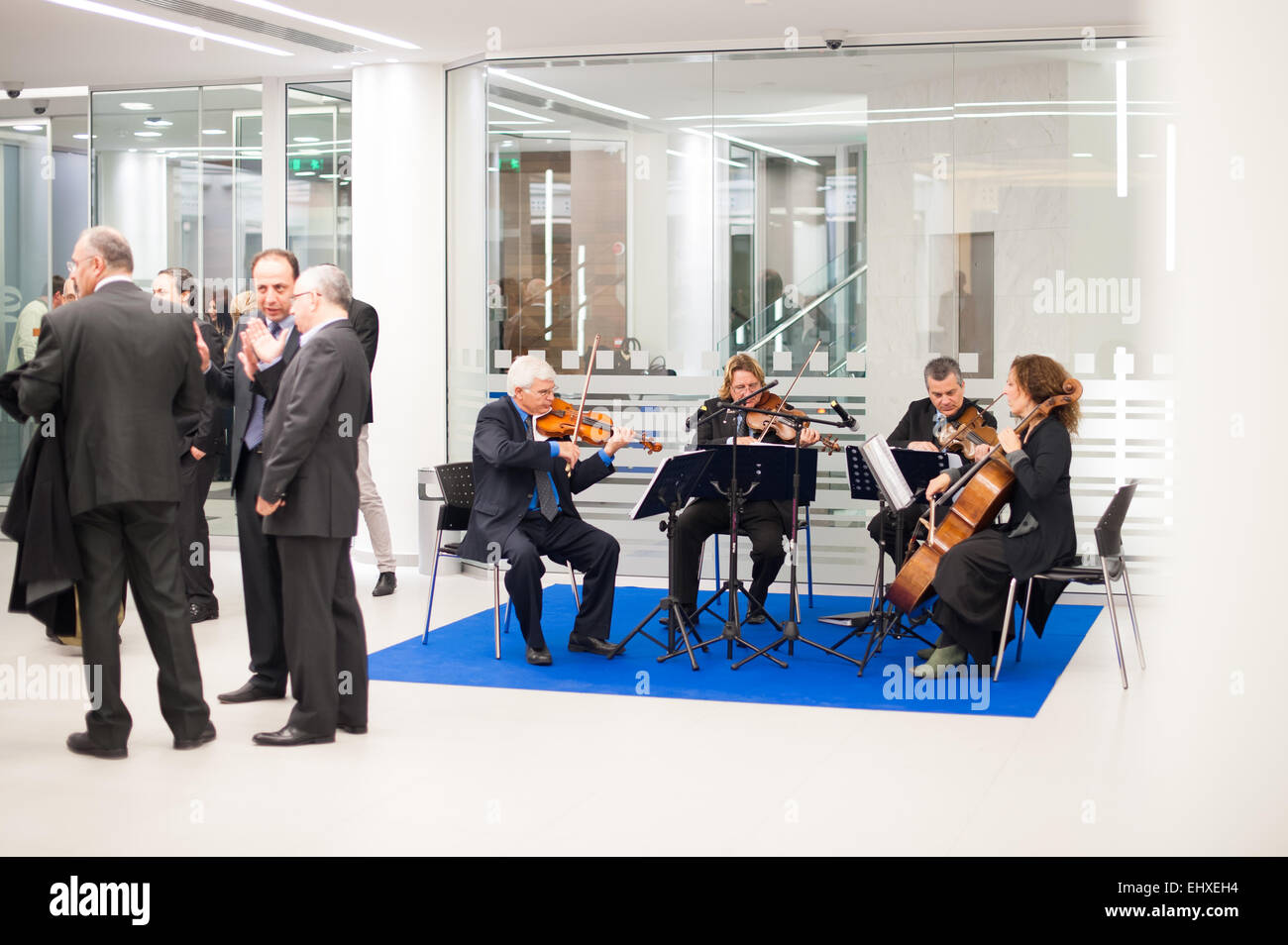 Quartreto jouant à l'intérieur du nouveau bâtiment à côté de certains des invités. Banque D'Images