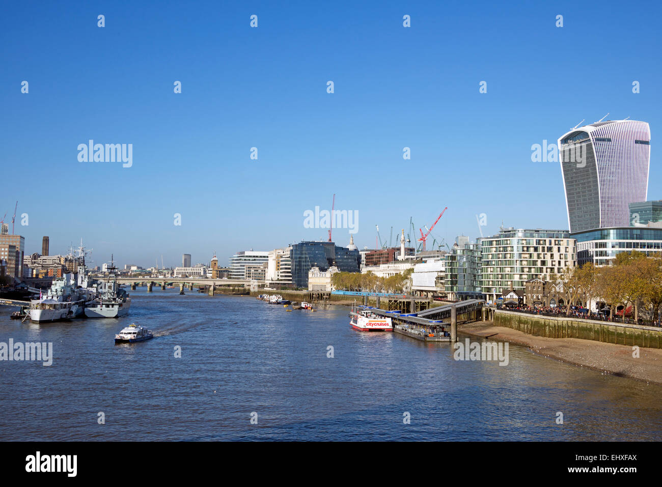 Rivière Thames et talkie walkie Building London England Banque D'Images