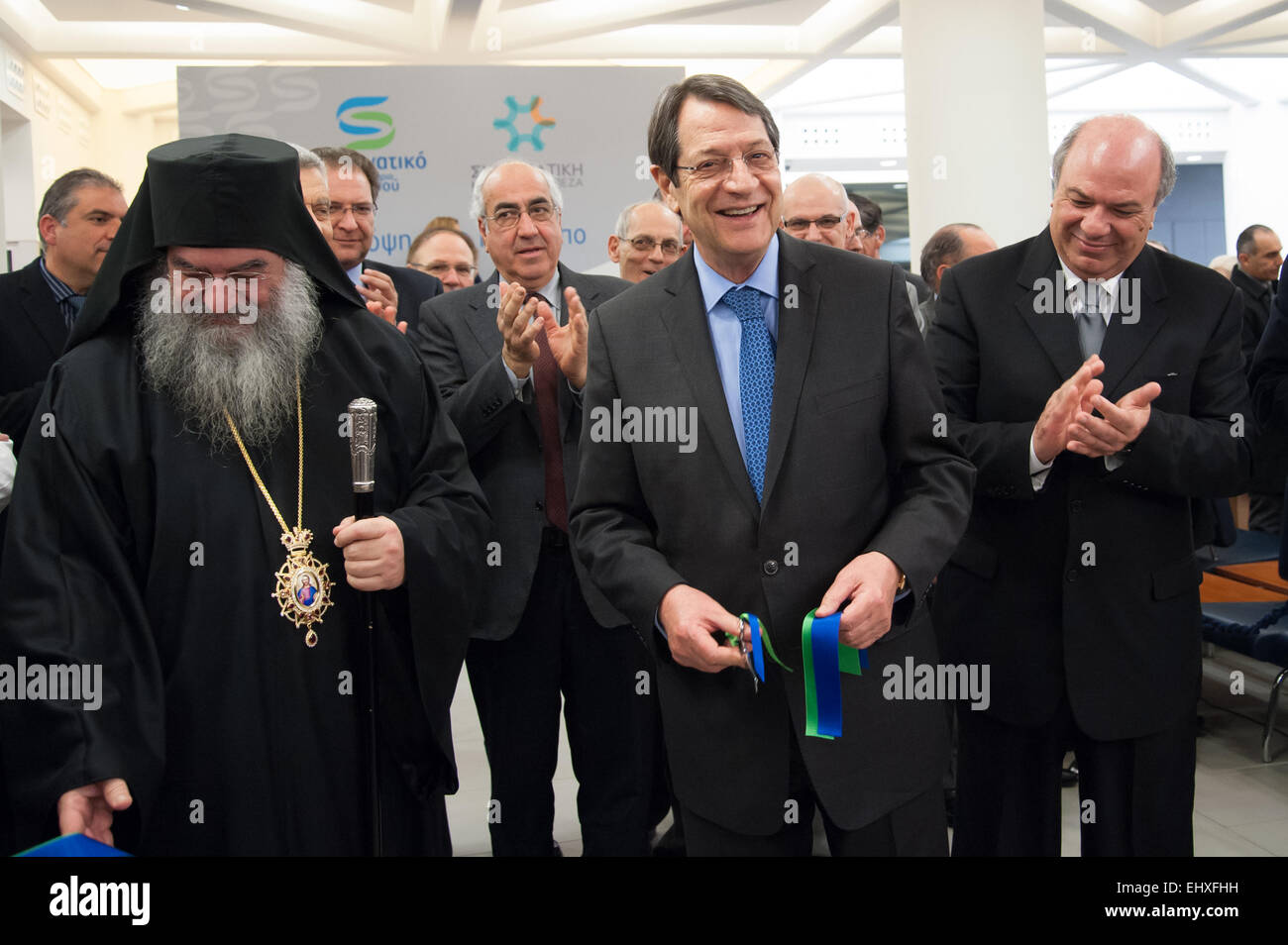 Cy Président M. Nicos Anastasiades(centre) à Limassol inaguration de la banque coopérative, ont coupé le ruban.à côté de lui(à gauche) le saint évêque métropolitain M. Athanasios. Banque D'Images