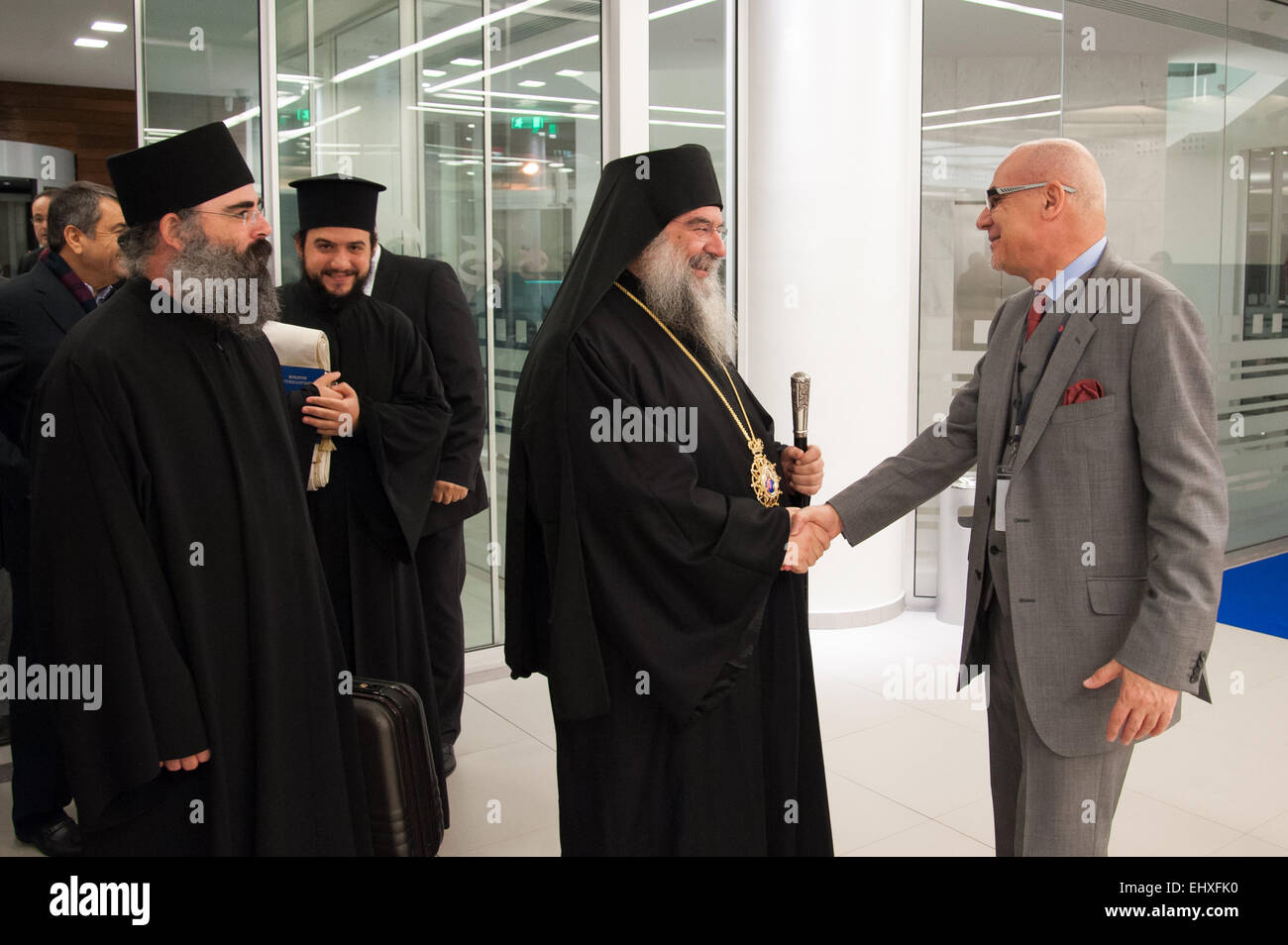 Saint évêque métropolitain M. Athanasios serrer la main de Dr.Nearchos Ioannou, directeur général de banque coopérative Banque D'Images