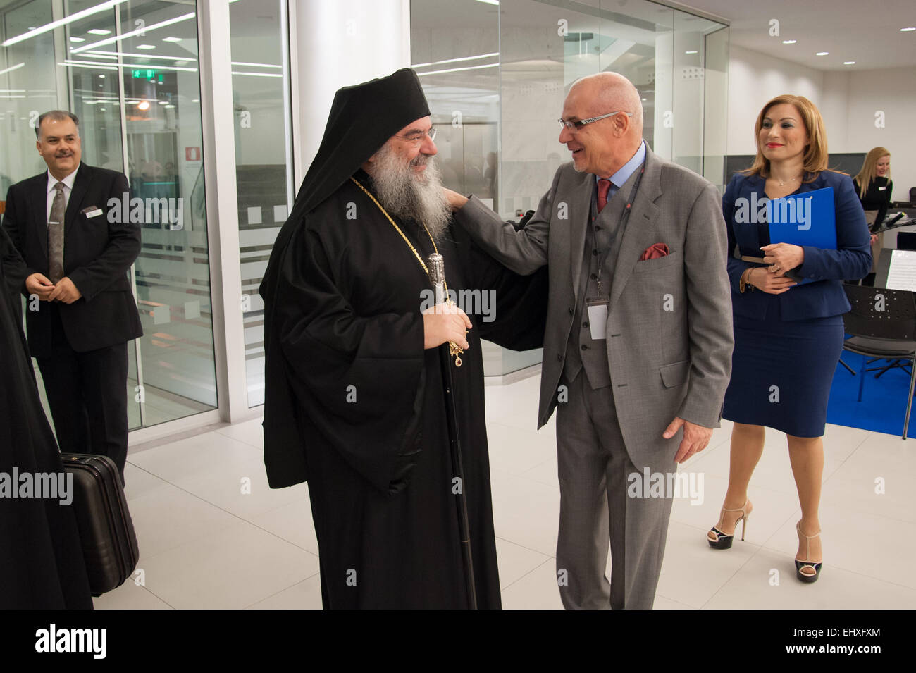 Saint évêque métropolitain Mr.Athanasios avec Dr.Nearchos Ioannou, directeur général de banque coopérative Banque D'Images