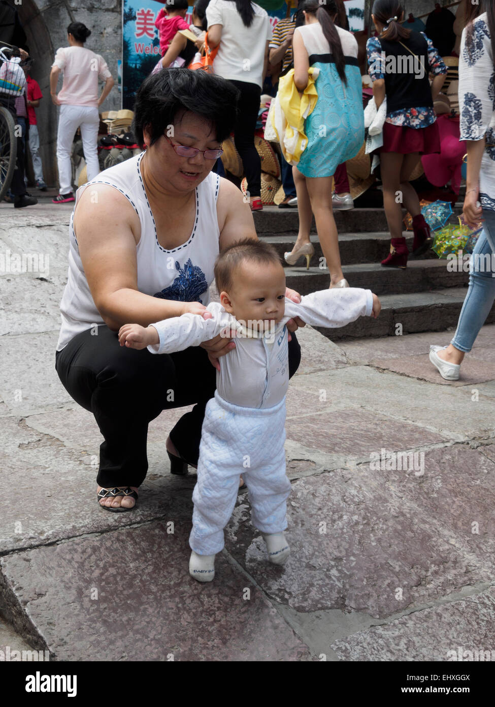 Chinese woman holding baby Banque D'Images