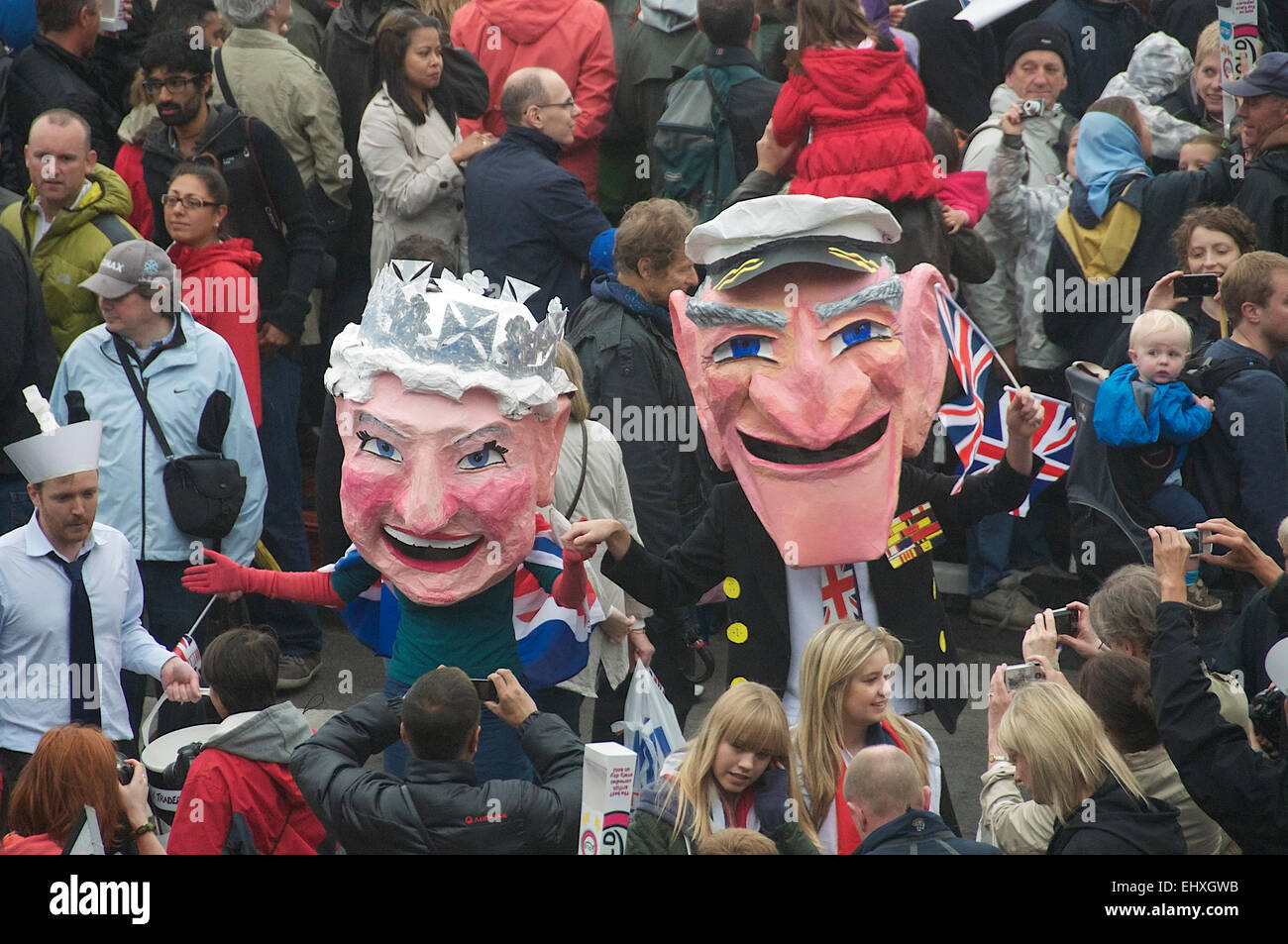 Deux personnes portant des masques de la Reine et le prince Philip lors de célébrations du Jubilé Queens London England Banque D'Images