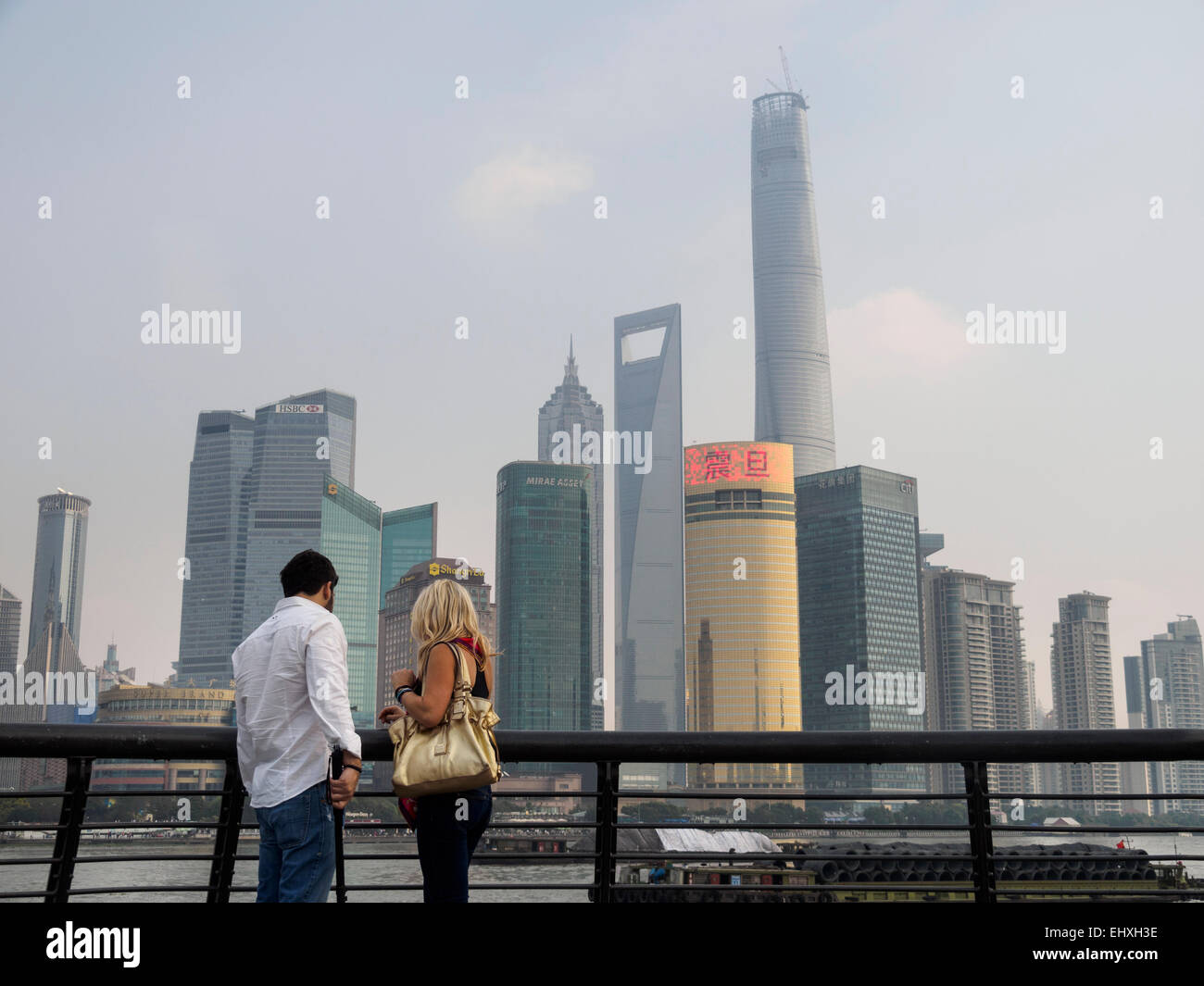 Vue de l'Oriental Pearl Tower et gratte-ciel du quartier financier de Pudong skyline du Bund à Shanghai, Chine, Asie Banque D'Images