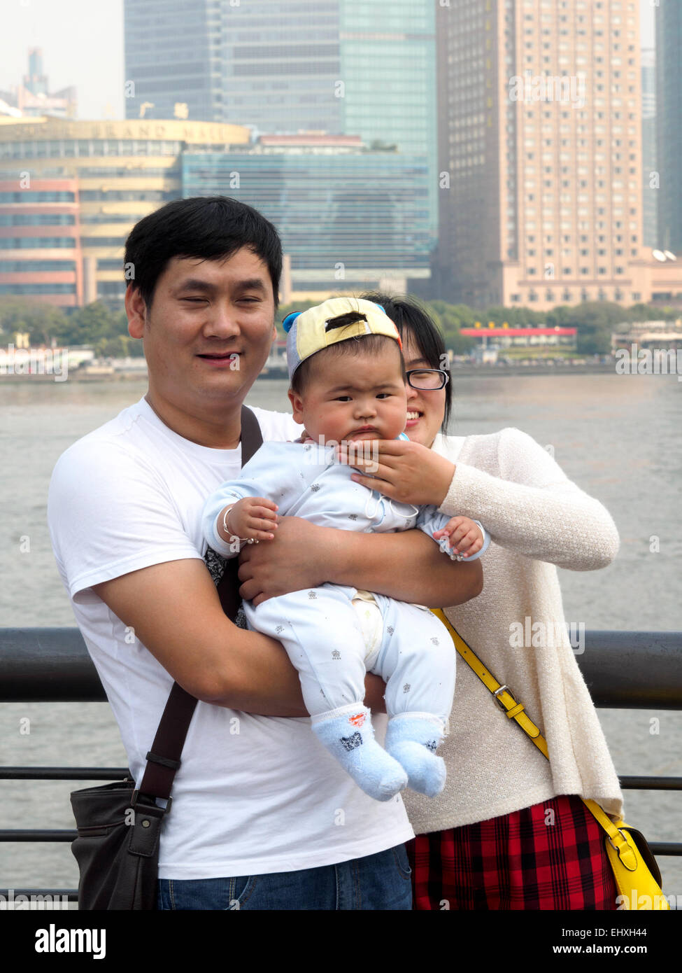 Famille chinoise avec les parents holding baby Banque D'Images
