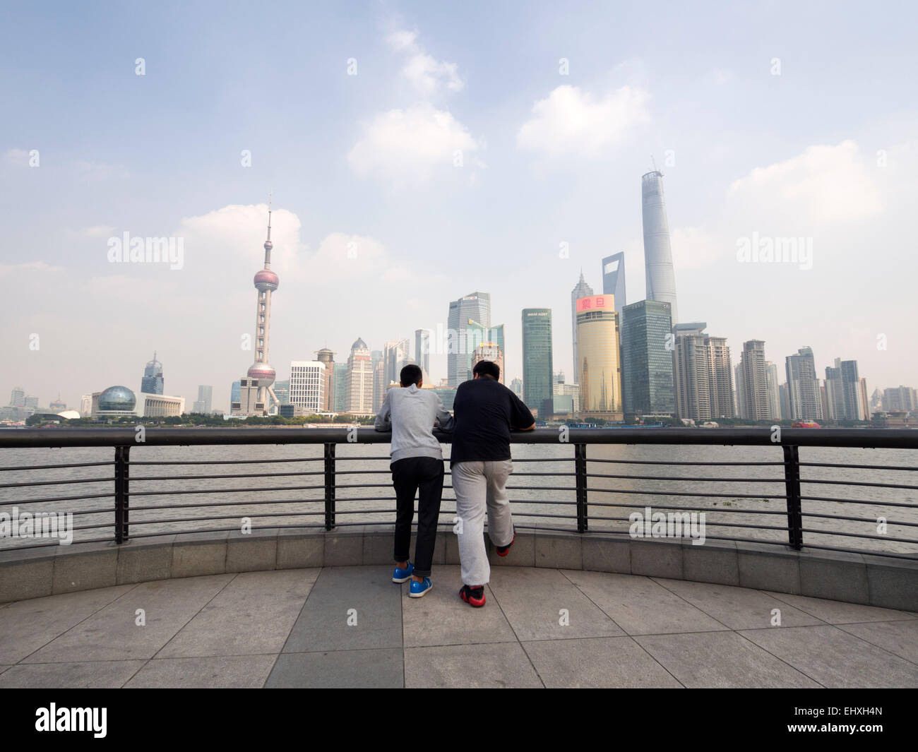 Vue de l'Oriental Pearl Tower et gratte-ciel du quartier financier de Pudong skyline du Bund à Shanghai, Chine, Asie Banque D'Images