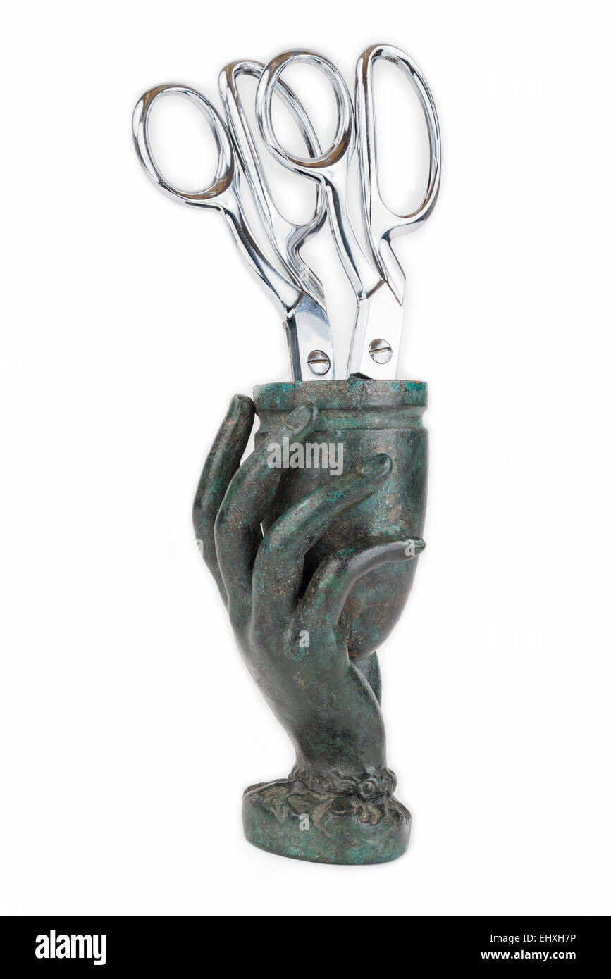 La main en métal moulé vase avec deux paires de ciseaux de tailleurs. Banque D'Images