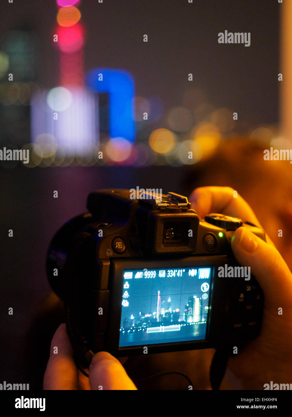 Live view sur l'écran LCD de l'appareil photo numérique l'Oriental Pearl Tower de prise de vue et l'horizon du quartier financier de Pudong à Shanghai, Chine Banque D'Images