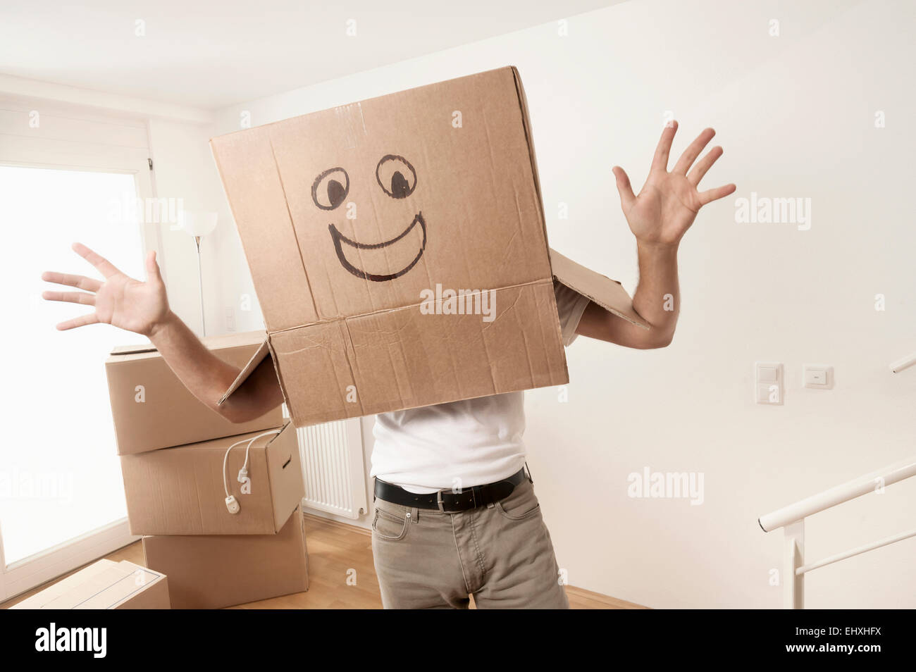 Homme portant un visage heureux déménagement fort sur la tête et dansant, Bavière, Allemagne Banque D'Images