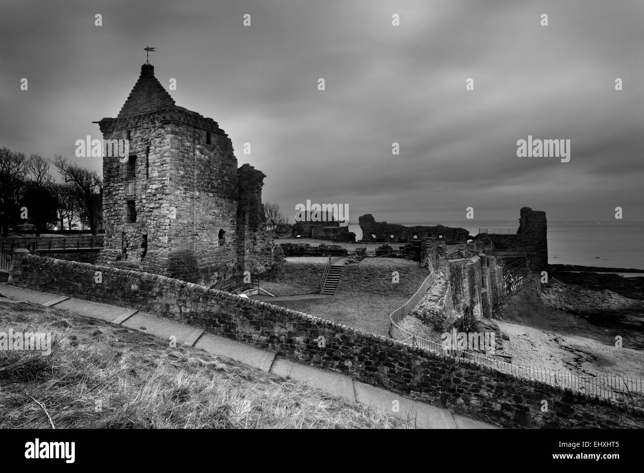 Le Château de St Andrews St Andrews à la tombée de la Fife en Écosse Banque D'Images