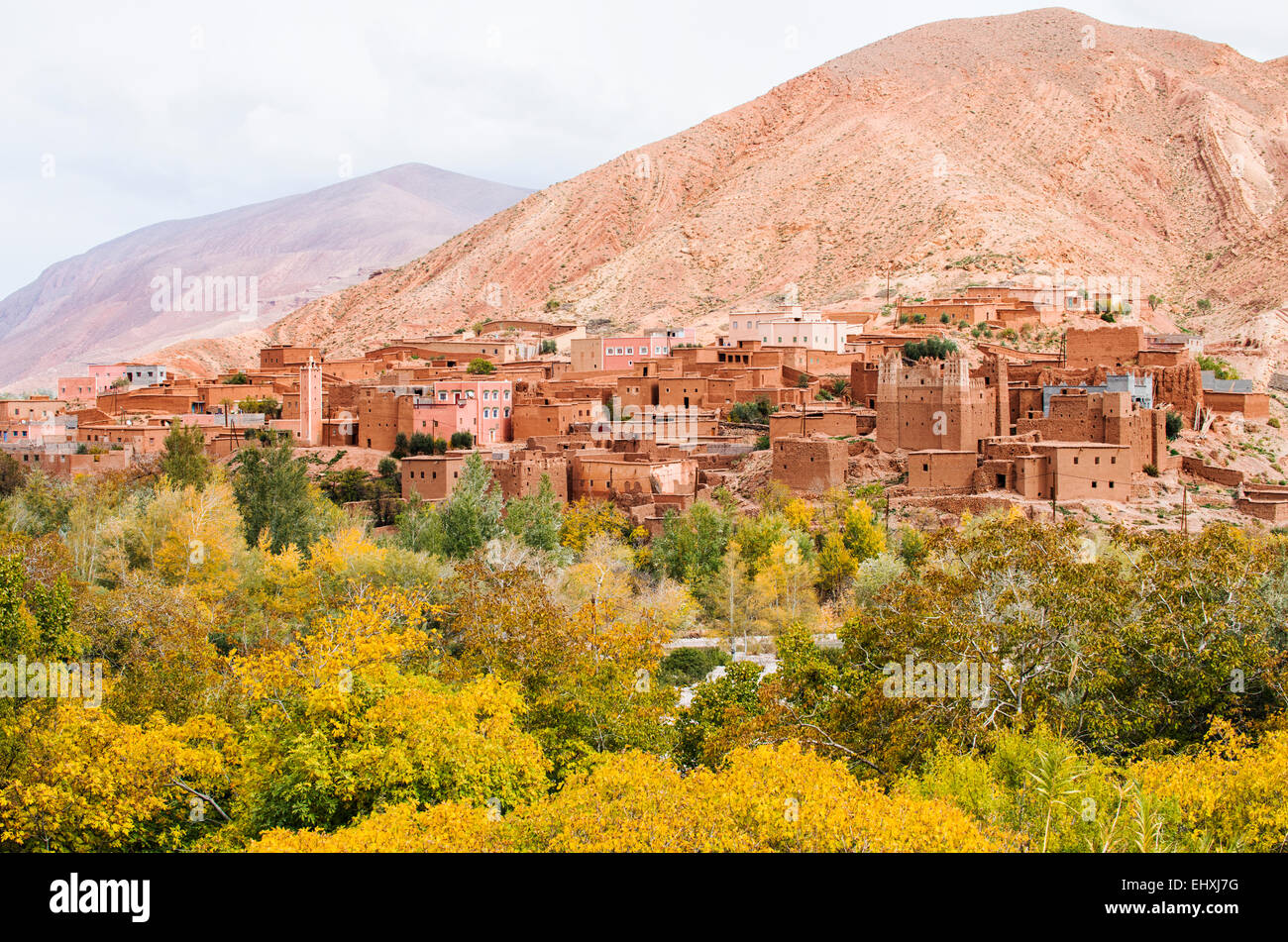 Ville berbère traditionnel sur la route des kasbahs, Province de Ouarzazate, Maroc Banque D'Images
