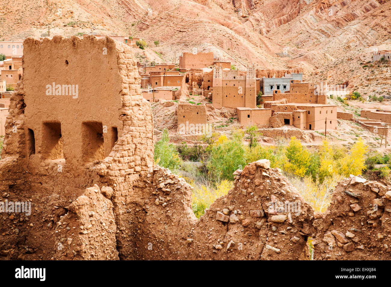Ville berbère traditionnel sur la route des kasbahs, Province de Ouarzazate, Maroc Banque D'Images
