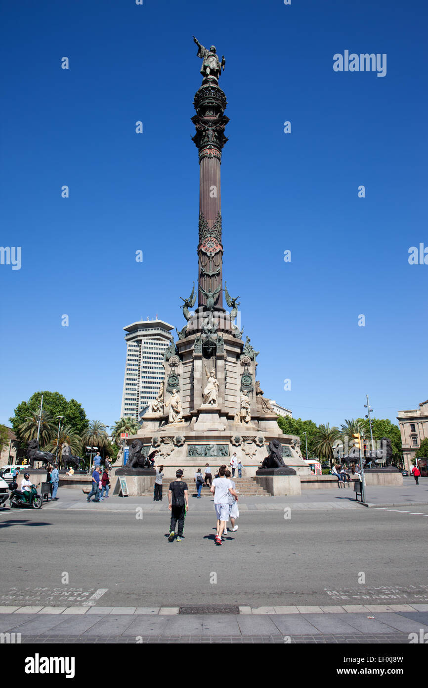 Monument de Christophe Colomb (Mirador de Colom) à Barcelone, Catalogne, Espagne. Statue en bronze par Rafael Atche. Banque D'Images