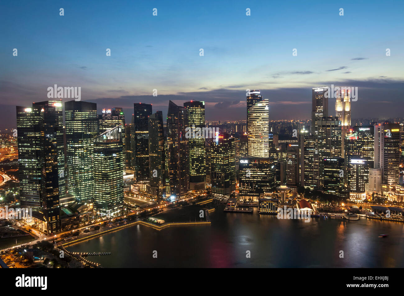 Gratte-ciel éclairé la nuit dans une ville, Rivière Singapour, Singapour, Singapour Ville Banque D'Images