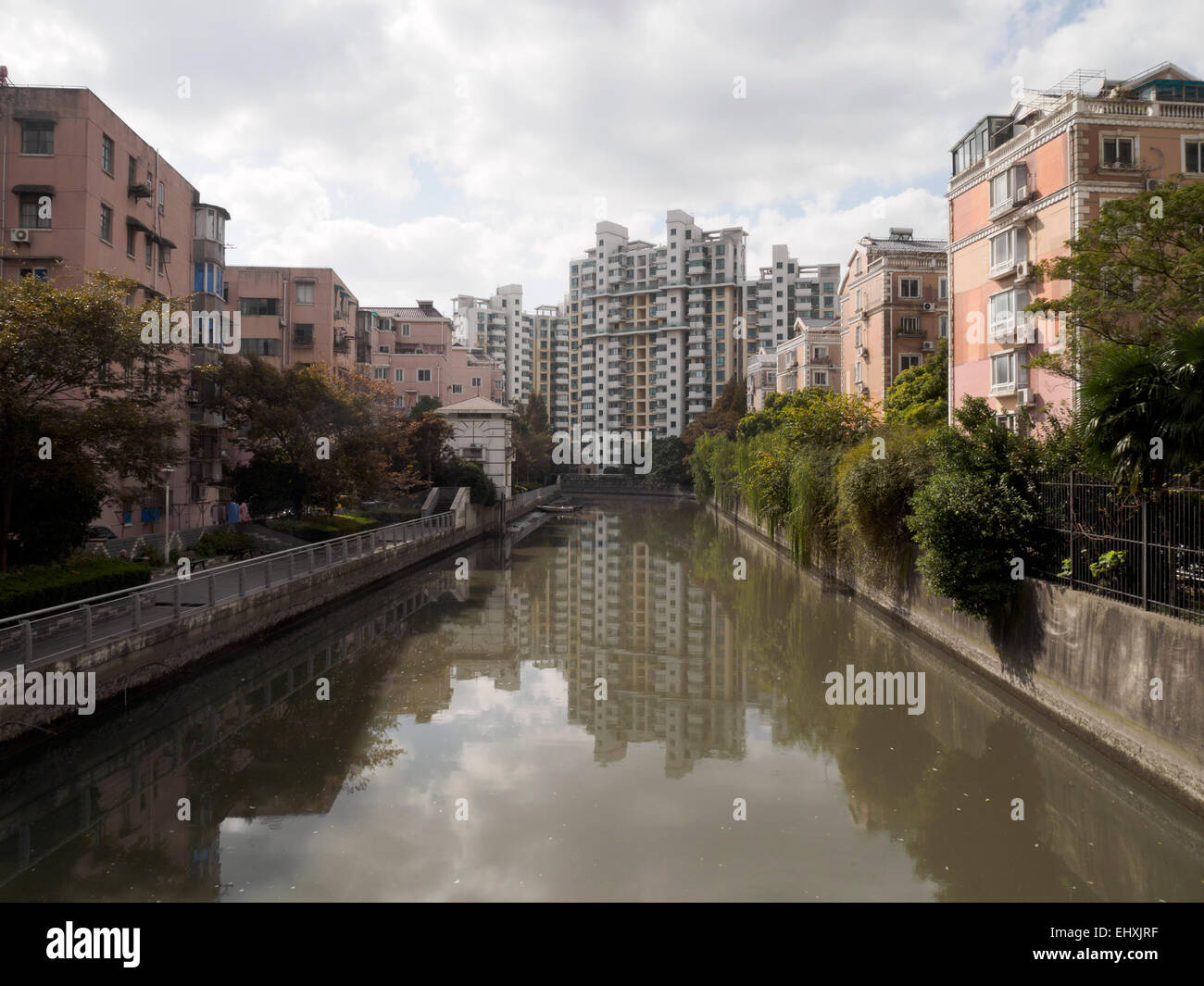 Offres et demandes de logement autour d'un canal d'eau de Shanghai, Chine Banque D'Images