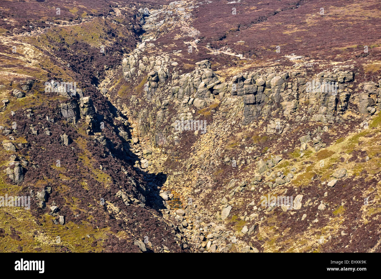 Paysage rocheux spectaculaire sur le bord de Kinder Scout au-dessus Grindsbrook Clough près de Edale dans le Peak District. Banque D'Images