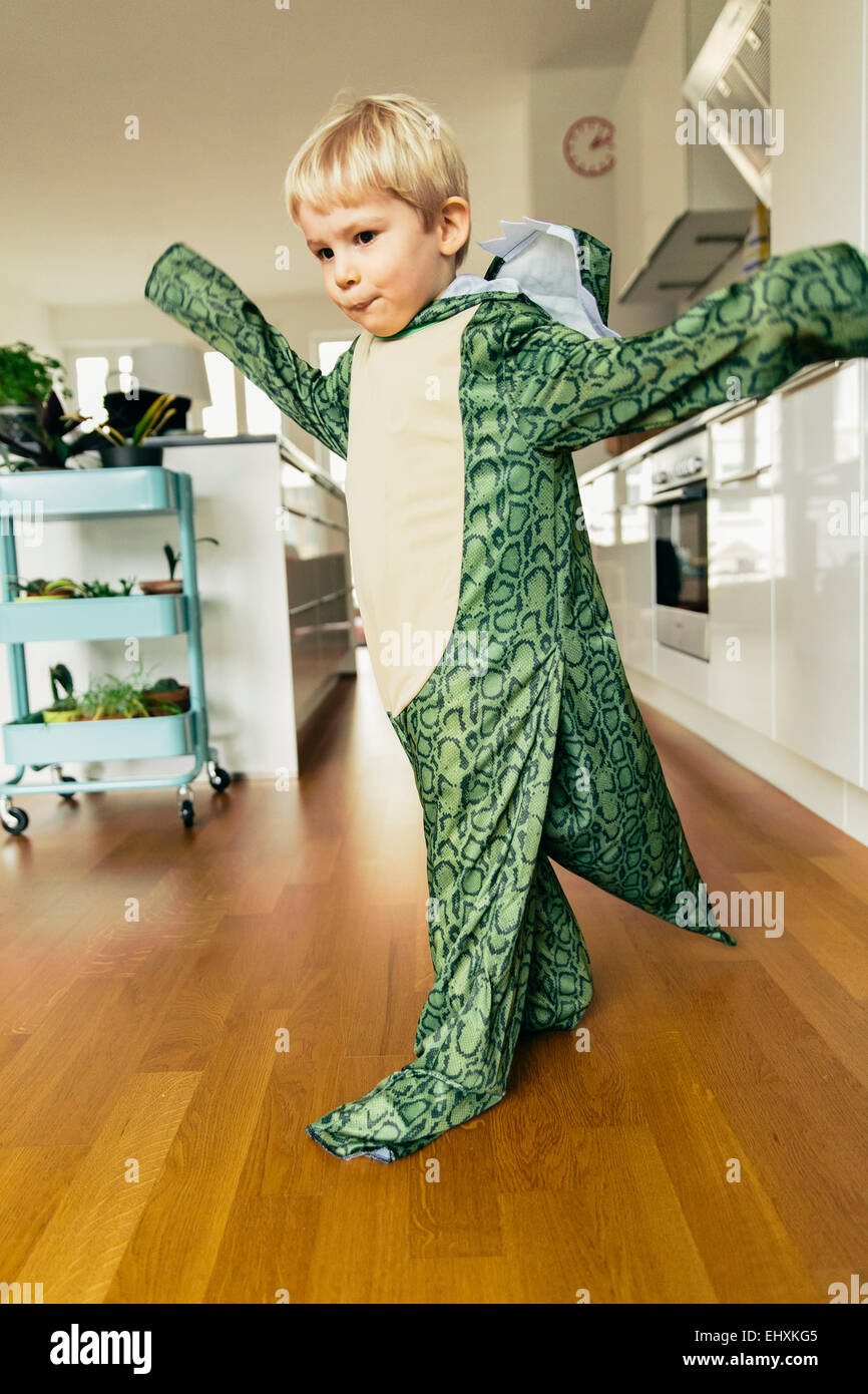 Little Boy wearing costume dancing dinosaur Banque D'Images