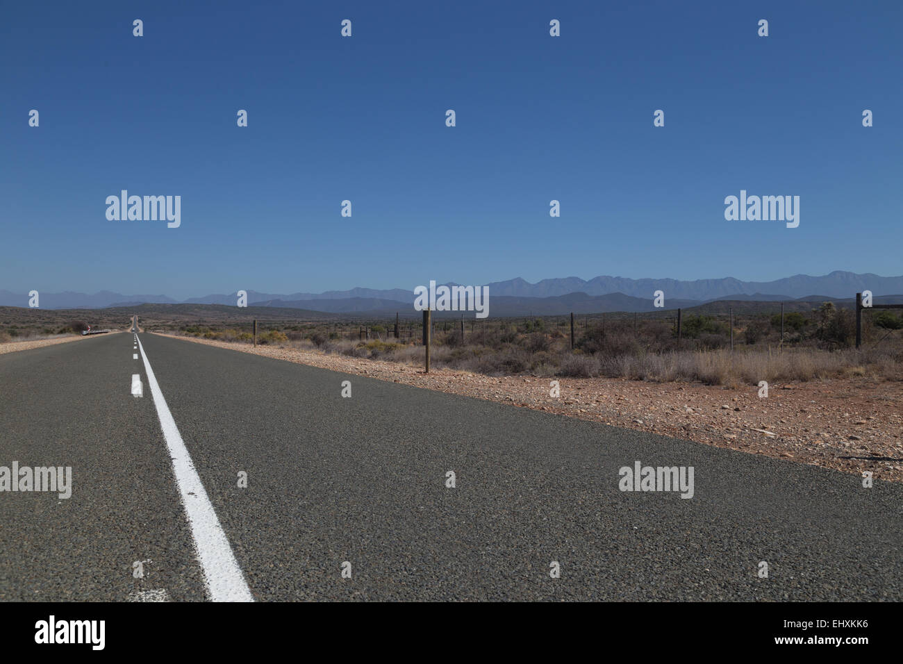 Une route toute droite entre le Aghullas et la N2 dans l'ouest du Cap, en Afrique du Sud Banque D'Images