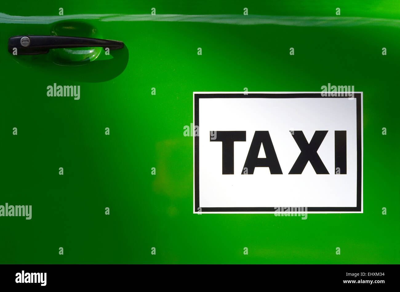 Sur la porte d'un vert lumineux Taxi Banque D'Images