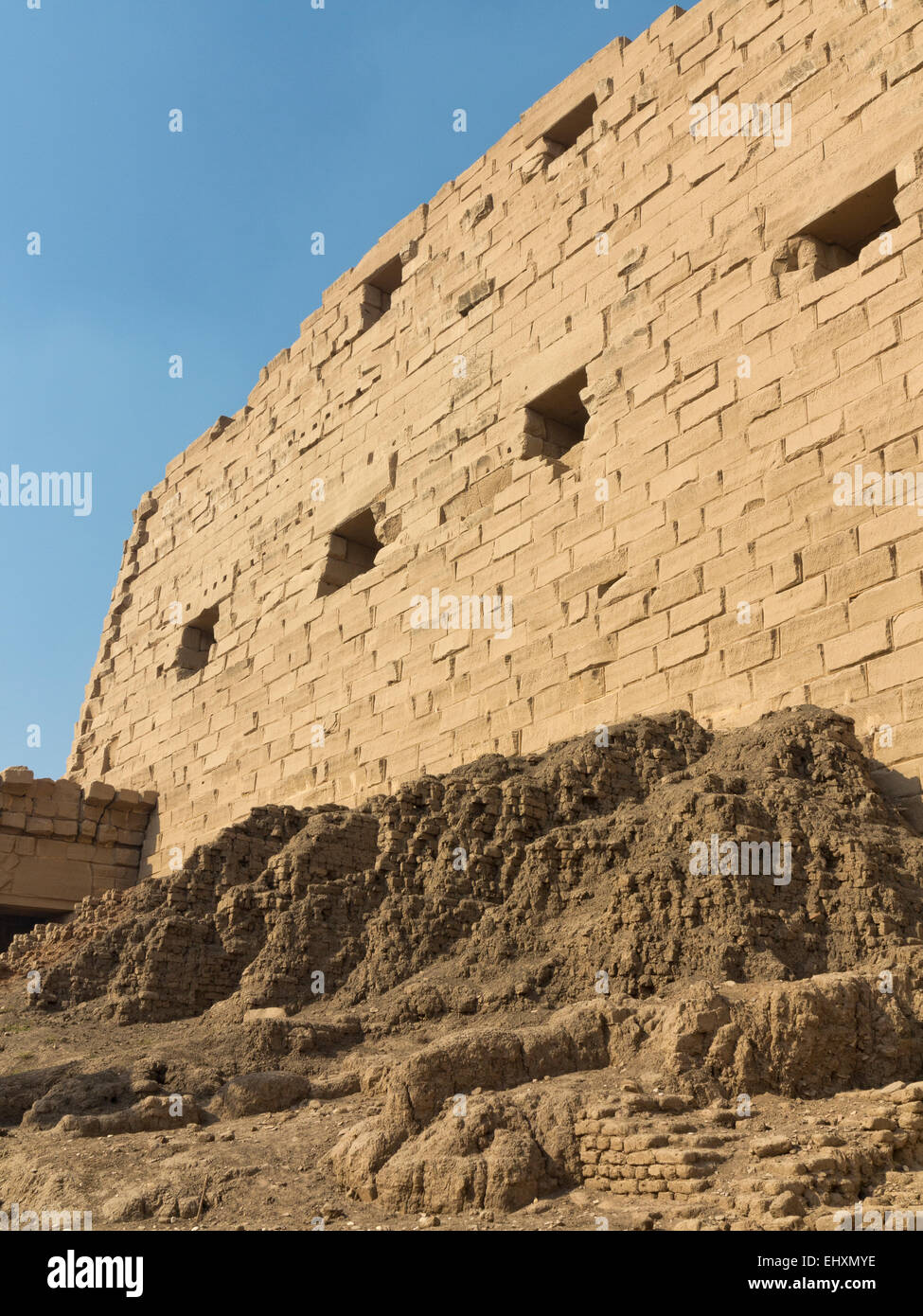 Des rampe derrière le Premier pylône du Temple d'Amon à Karnak, Louxor Égypte Banque D'Images