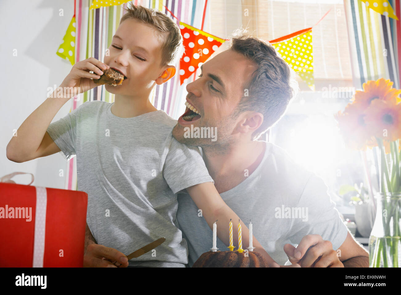 Pere Et Fils De Manger Le Gateau D Anniversaire Photo Stock Alamy