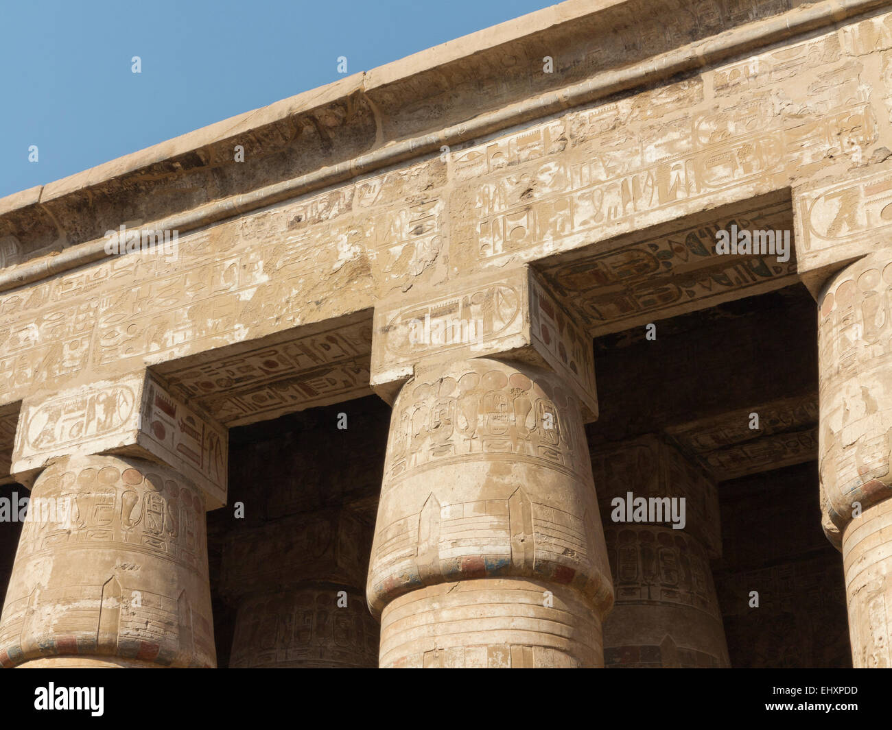 Colonnes de la première cour derrière le Premier pylône du Temple d'Amon à Karnak, Louxor Égypte Banque D'Images