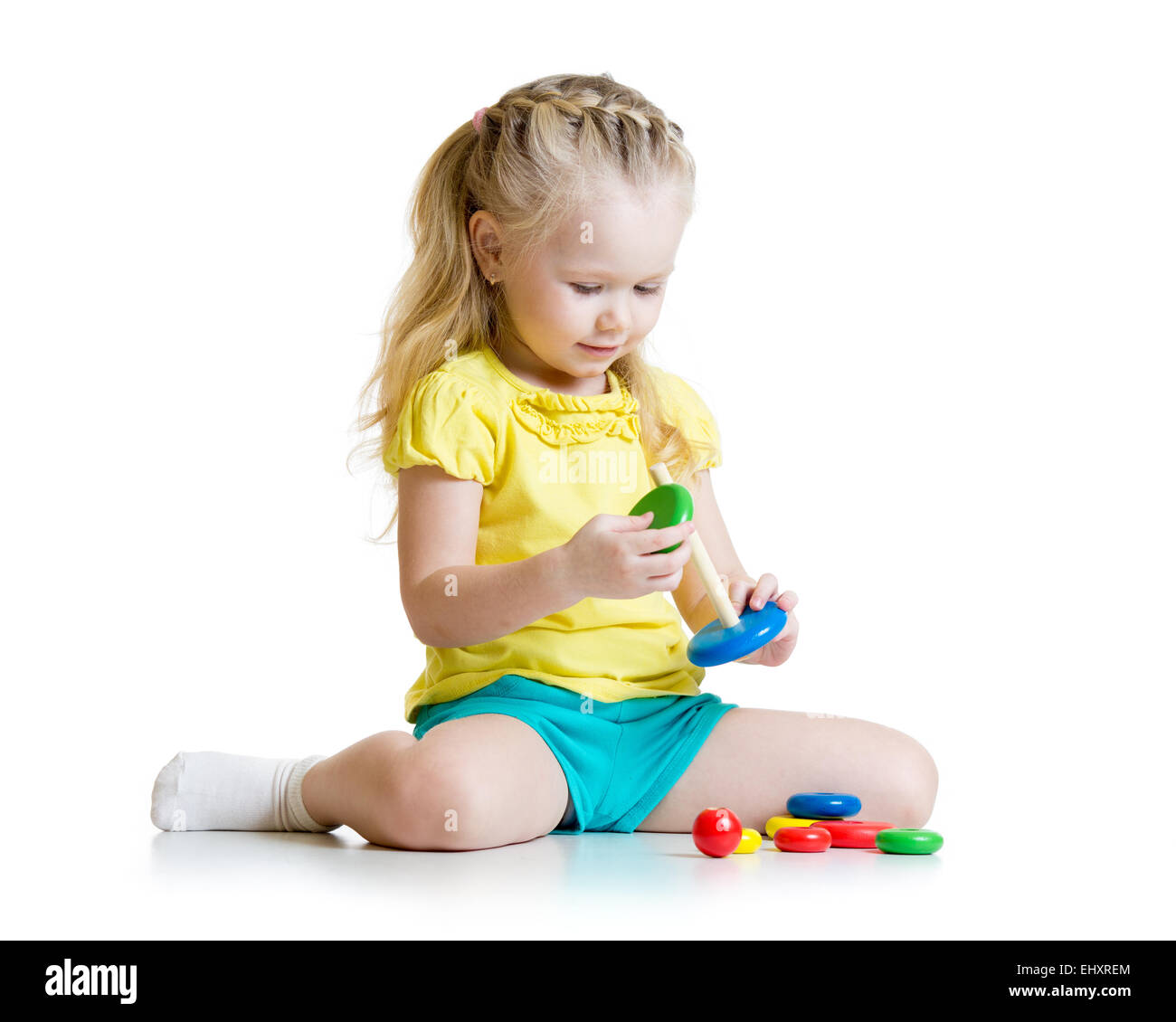 Enfant jouant avec pyramide couleur toy Banque D'Images