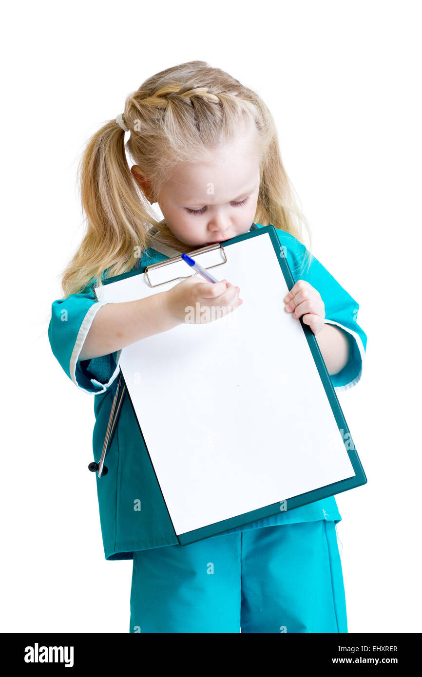 Petite fille en costume de médecin prend des notes isolées Banque D'Images