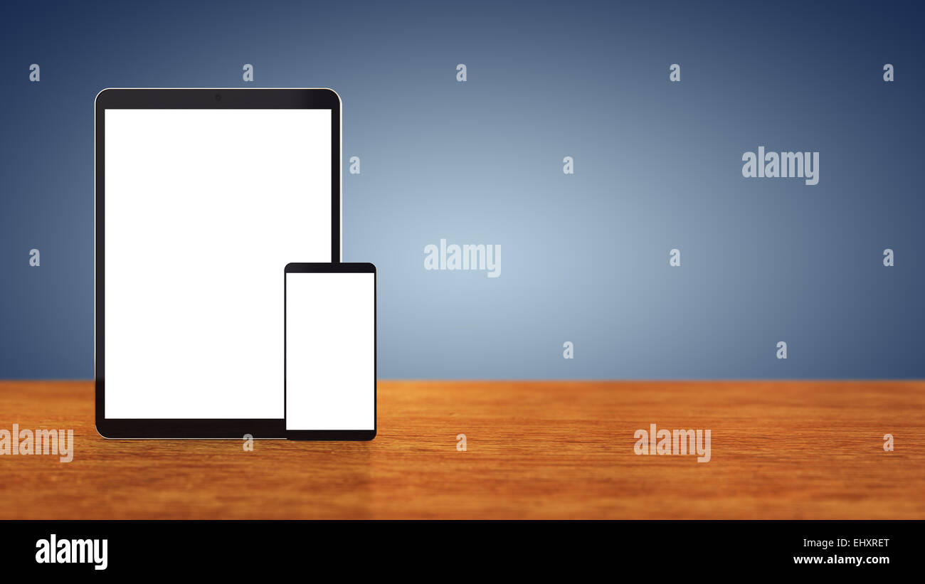 Tablette et smartphone avec grands écrans vierges sur comptoir en bois haut avec fond bleu , copyspace Banque D'Images