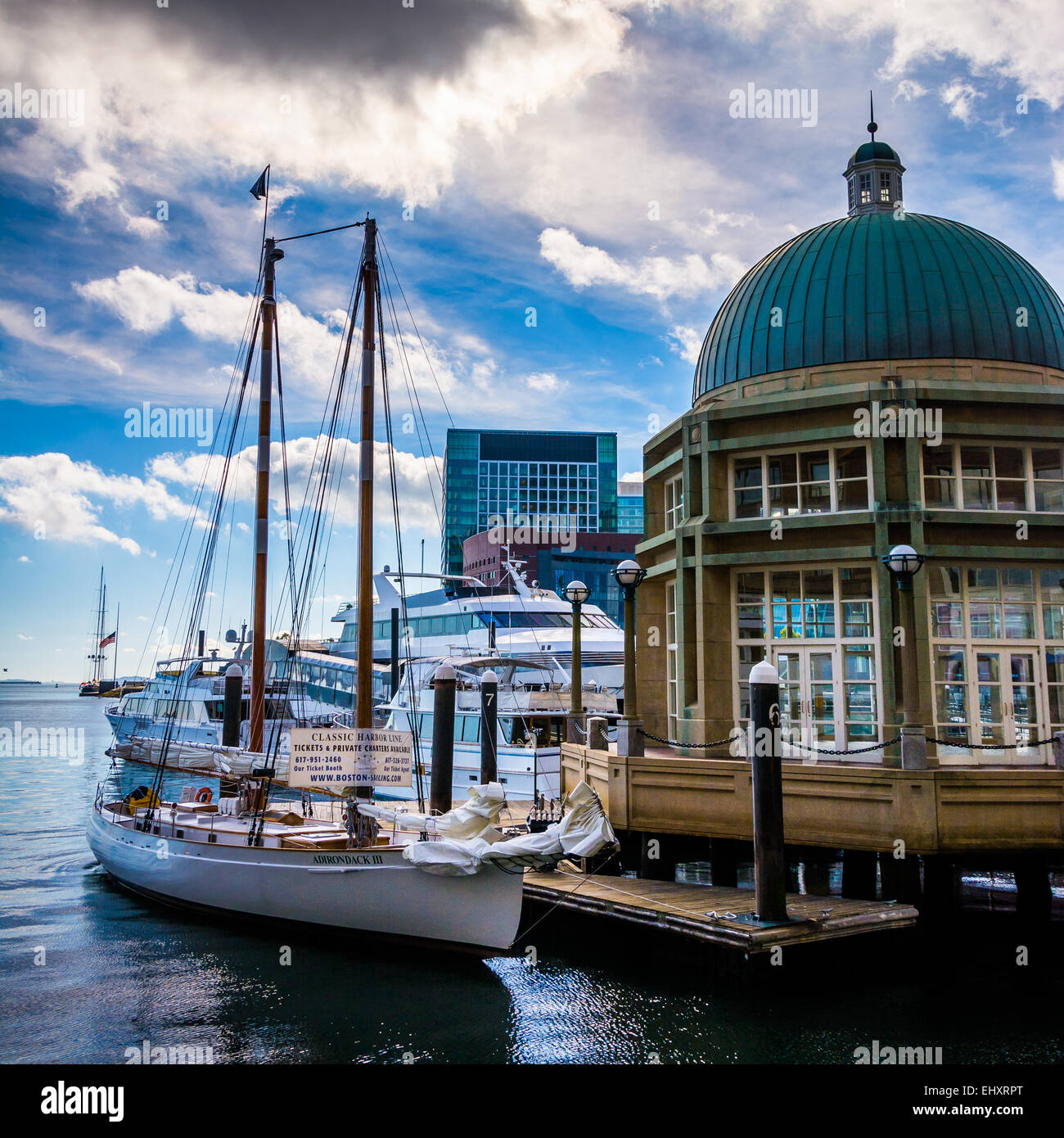 Pavilion et bateaux à Rowes Wharf, à Boston, Massachusetts. Banque D'Images